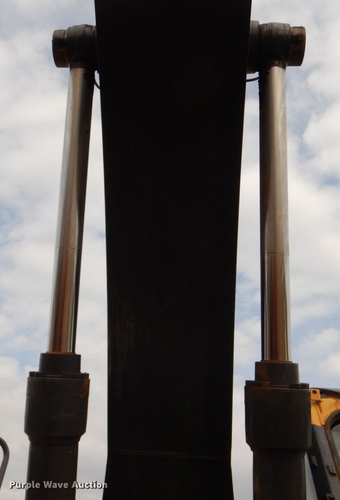 image for item DP8586 2011 John Deere 200D LC  excavator