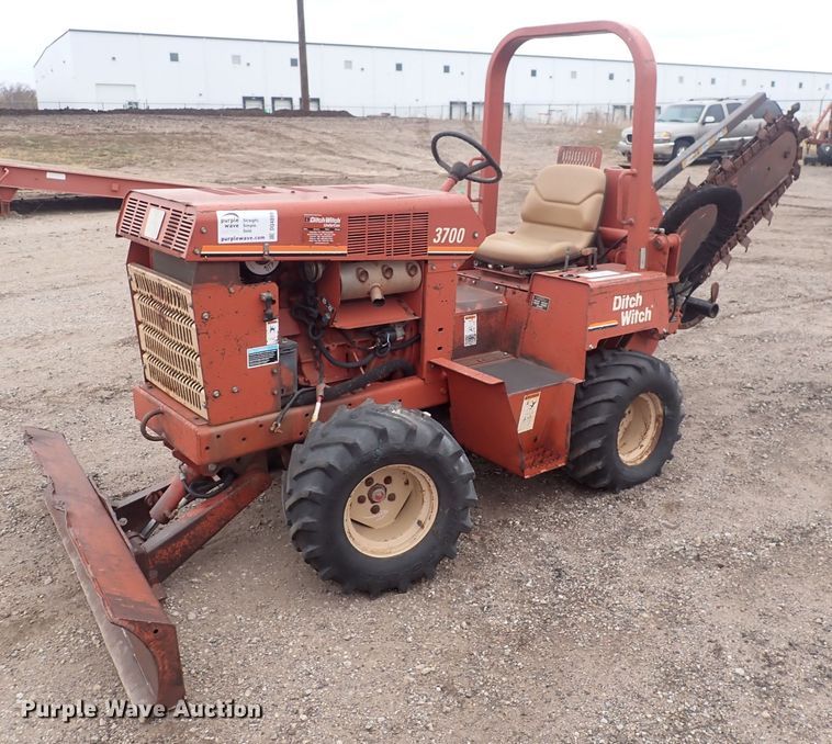 image for item DQ4899 1998 Ditch Witch 3700  trencher