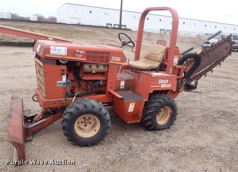 image for item DQ4899 1998 Ditch Witch 3700  trencher