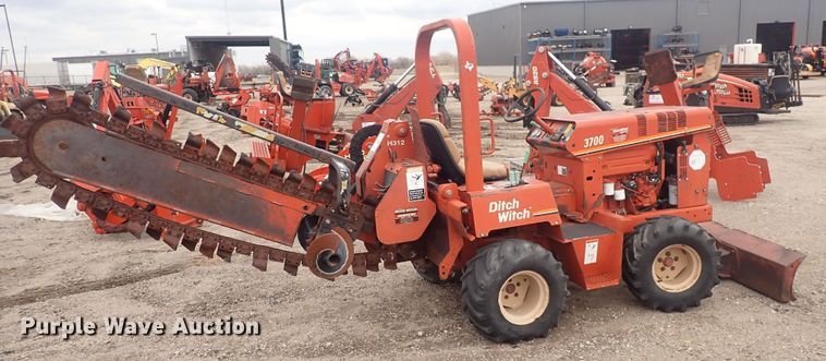 image for item DQ4899 1998 Ditch Witch 3700  trencher