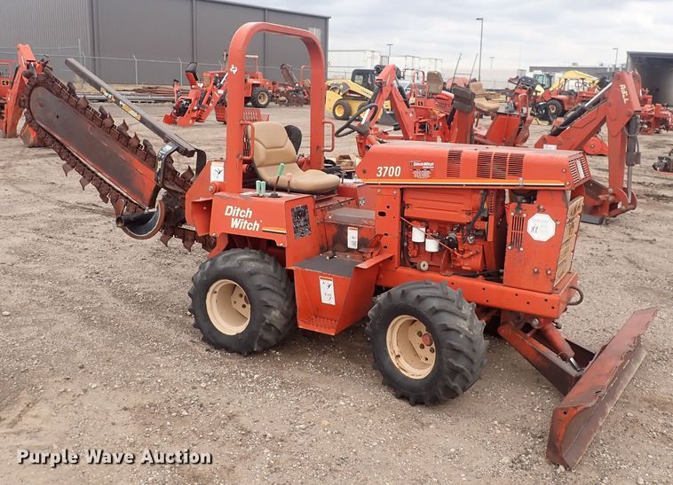 image for item DQ4899 1998 Ditch Witch 3700  trencher