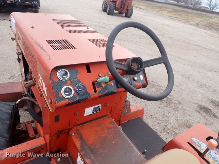 image for item DQ4899 1998 Ditch Witch 3700  trencher