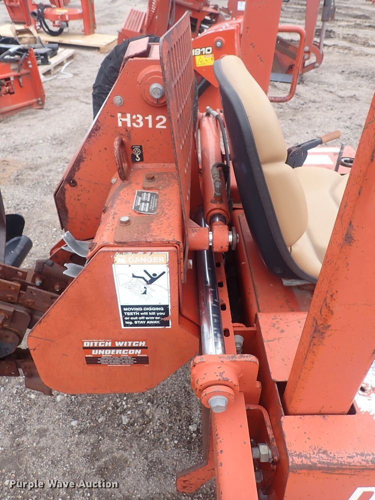 image for item DQ4899 1998 Ditch Witch 3700  trencher
