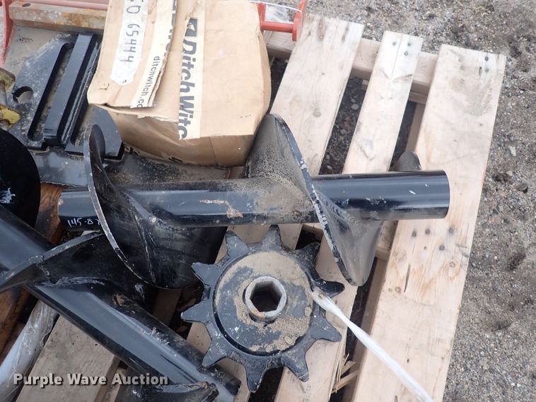 image for item DQ4901 2019 Ditch Witch H910  trencher