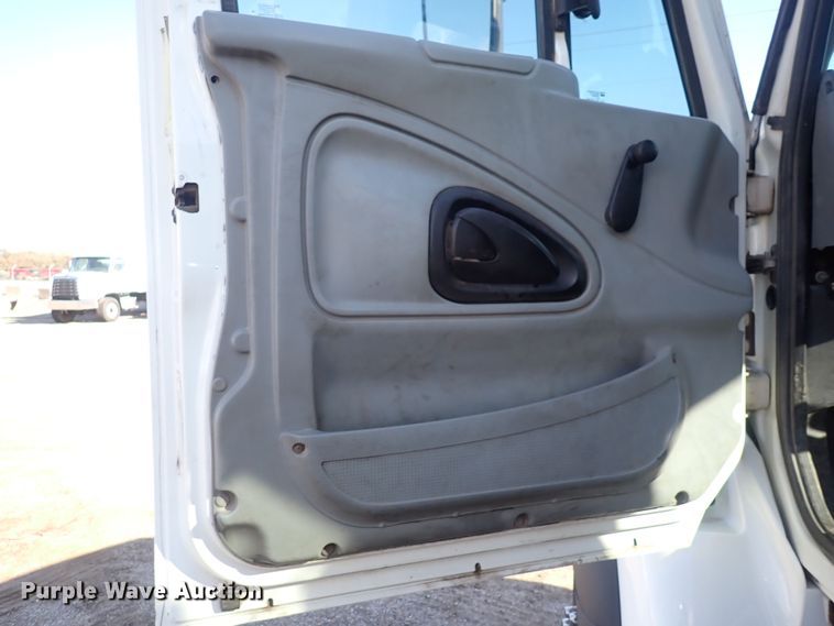 image for item DQ4938 2007 International 7300  utility / service truck