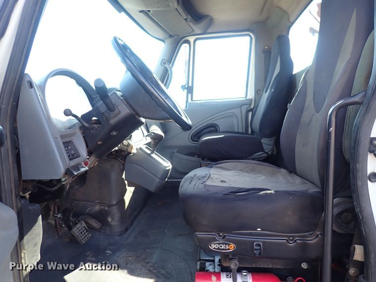 image for item DQ4938 2007 International 7300  utility / service truck