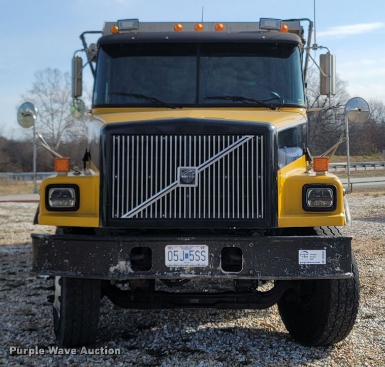 image for item DR3366 1999 Volvo WG  dump truck