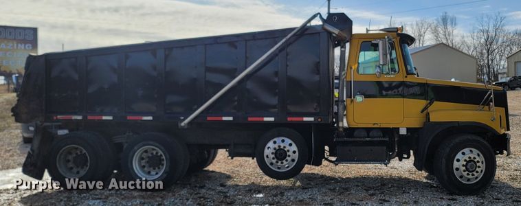 image for item DR3366 1999 Volvo WG  dump truck