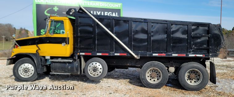 image for item DR3366 1999 Volvo WG  dump truck