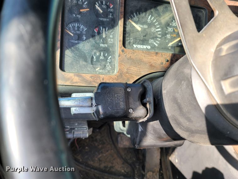 image for item DR3366 1999 Volvo WG  dump truck