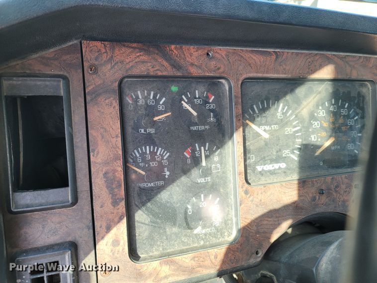 image for item DR3366 1999 Volvo WG  dump truck