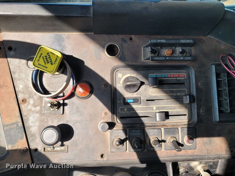 image for item DR3366 1999 Volvo WG  dump truck