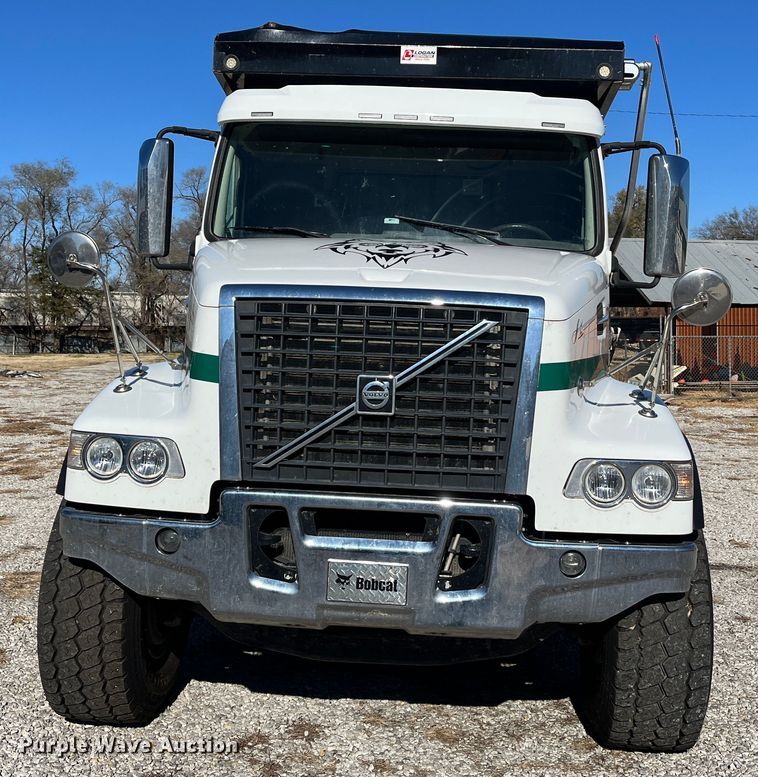 image for item DR7355 2018 Volvo VHD  dump truck