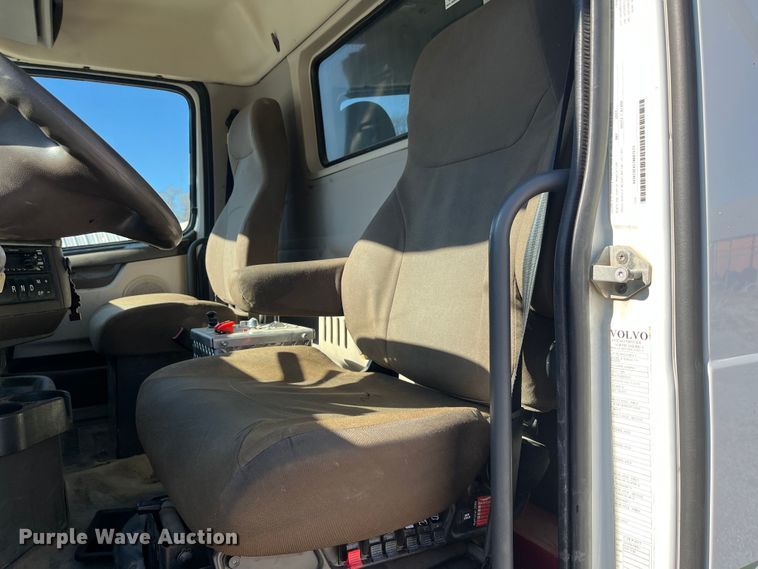 image for item DR7355 2018 Volvo VHD  dump truck