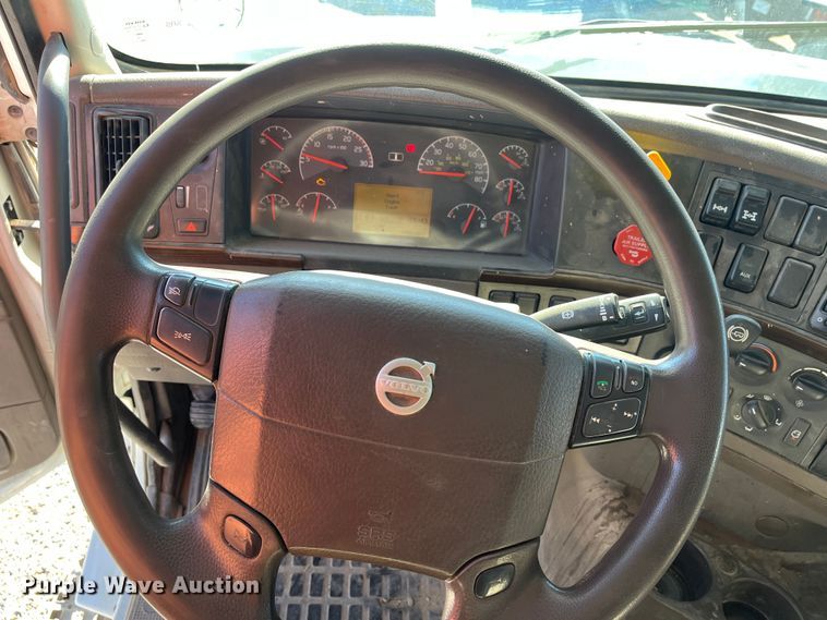 image for item DR7355 2018 Volvo VHD  dump truck