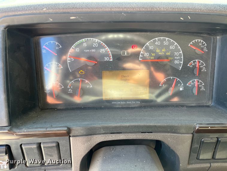 image for item DR7355 2018 Volvo VHD  dump truck