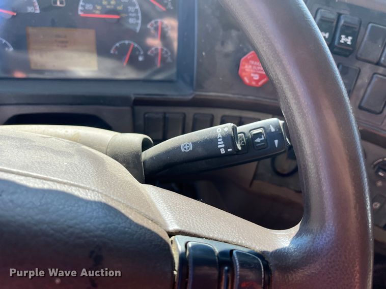 image for item DR7355 2018 Volvo VHD  dump truck