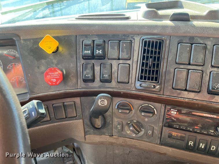 image for item DR7355 2018 Volvo VHD  dump truck