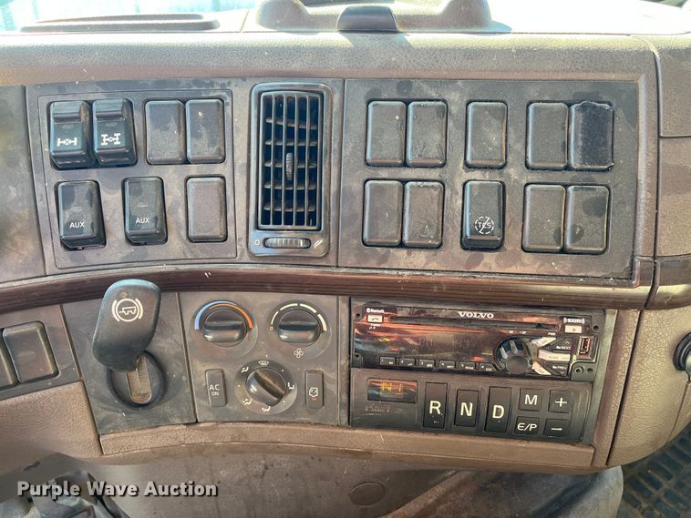 image for item DR7355 2018 Volvo VHD  dump truck