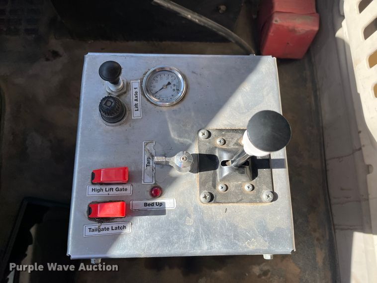 image for item DR7355 2018 Volvo VHD  dump truck