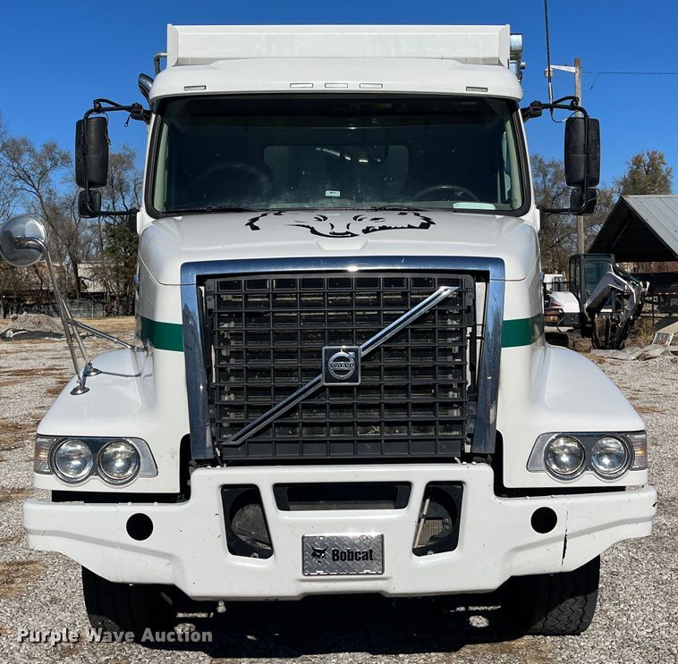 image for item DR7356 2016 Volvo VHD  dump truck