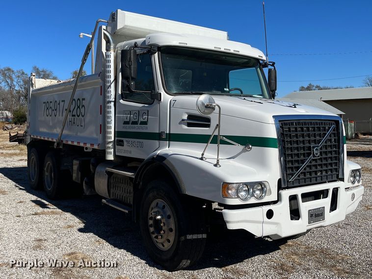 image for item DR7356 2016 Volvo VHD  dump truck
