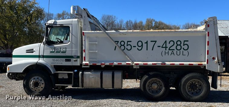 image for item DR7356 2016 Volvo VHD  dump truck