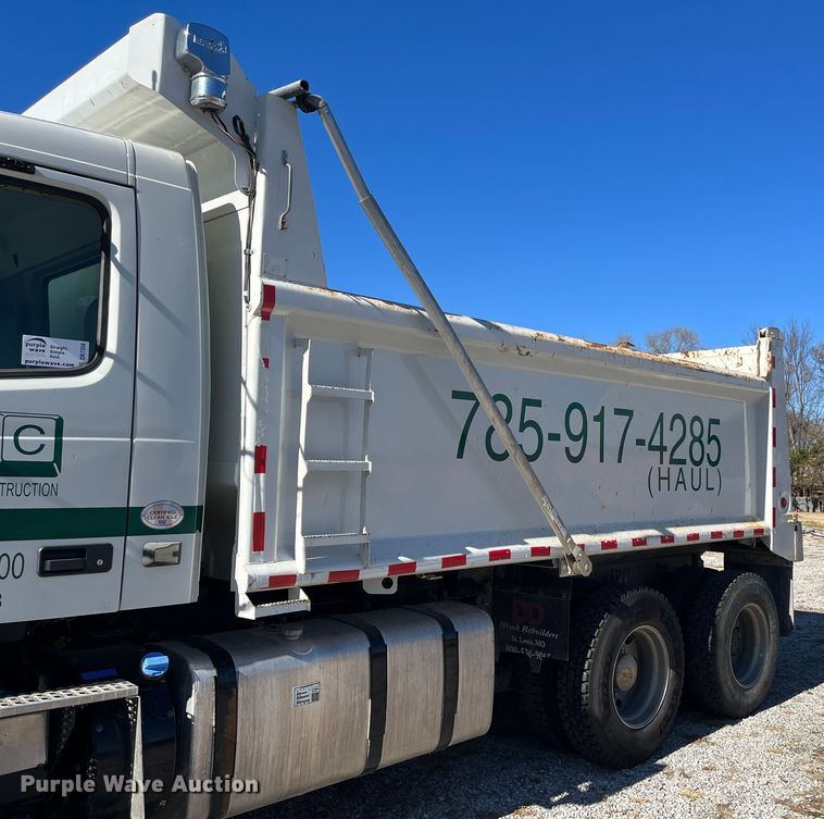 image for item DR7356 2016 Volvo VHD  dump truck