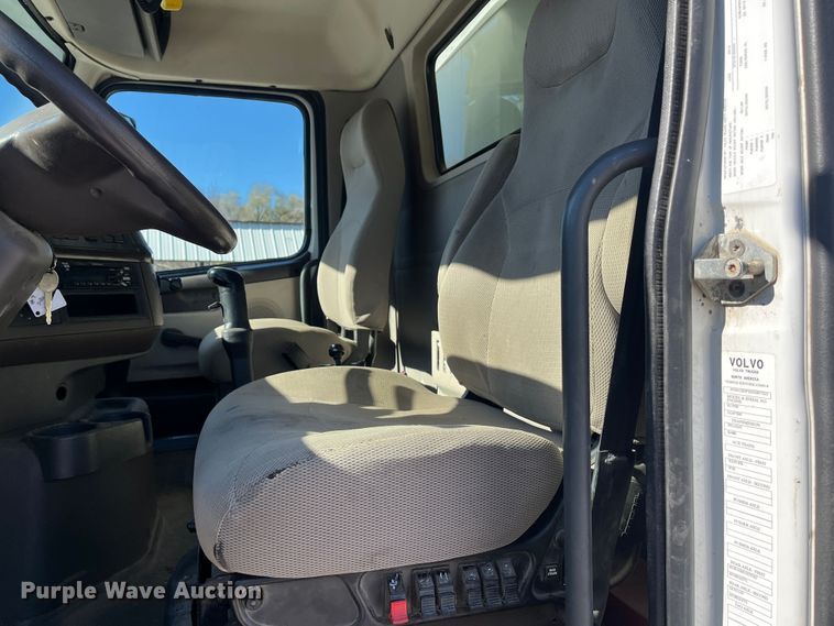 image for item DR7356 2016 Volvo VHD  dump truck