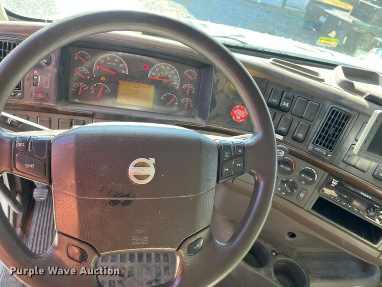 image for item DR7356 2016 Volvo VHD  dump truck