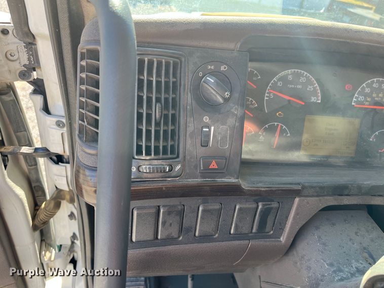 image for item DR7356 2016 Volvo VHD  dump truck