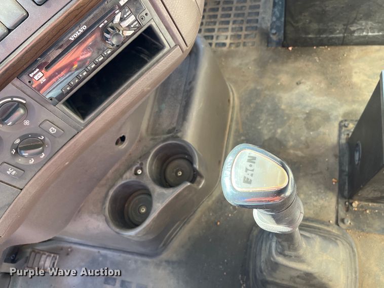 image for item DR7356 2016 Volvo VHD  dump truck