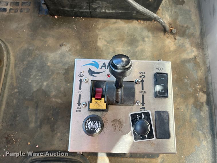 image for item DR7356 2016 Volvo VHD  dump truck