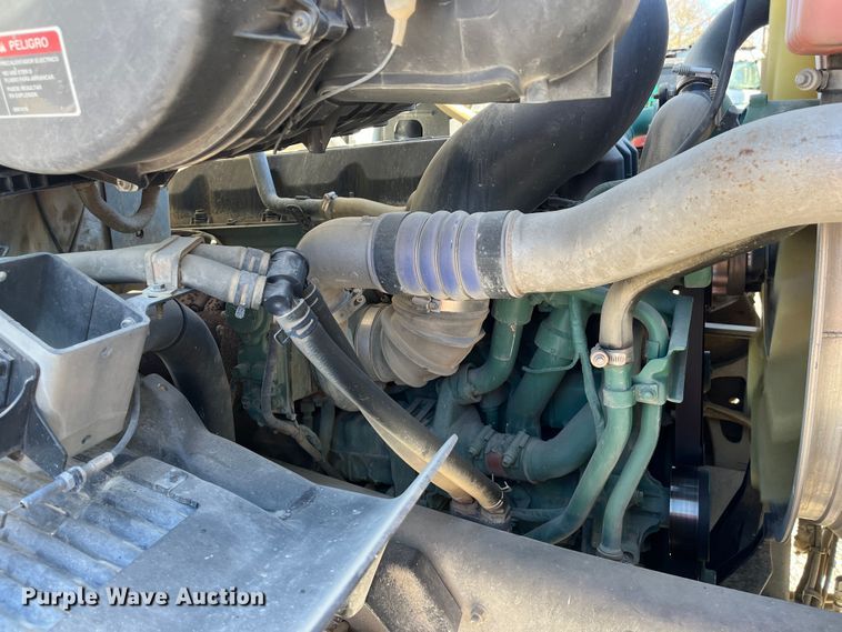 image for item DR7356 2016 Volvo VHD  dump truck