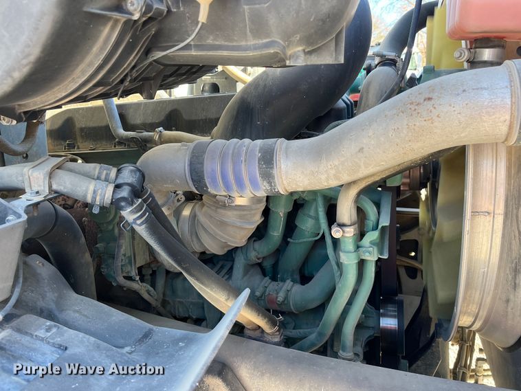 image for item DR7356 2016 Volvo VHD  dump truck