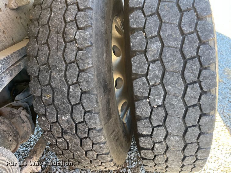 image for item DR7356 2016 Volvo VHD  dump truck