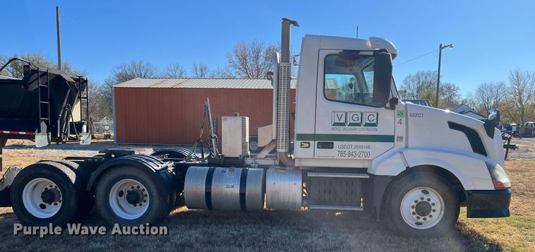 image for item DR7359 2014 Volvo VNL  semi truck