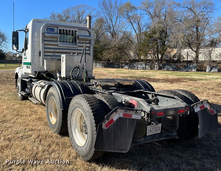 image for item DR7359 2014 Volvo VNL  semi truck