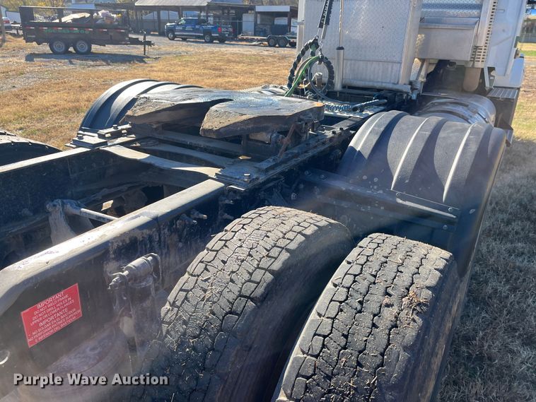 image for item DR7359 2014 Volvo VNL  semi truck