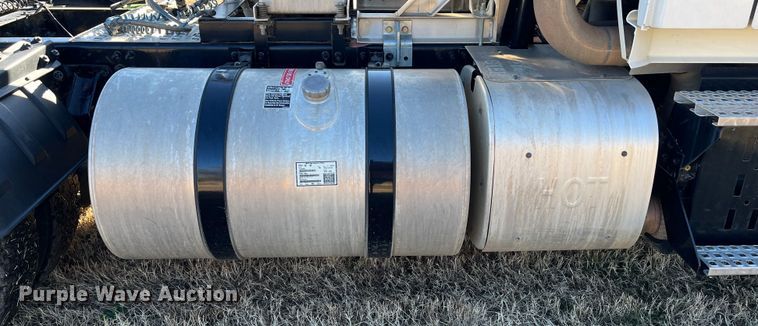 image for item DR7359 2014 Volvo VNL  semi truck