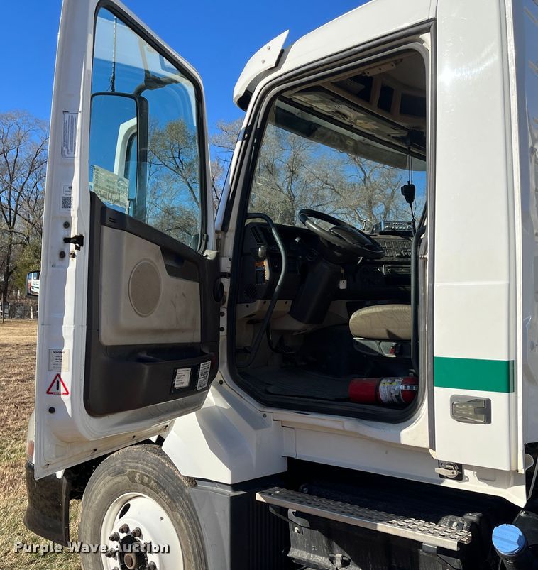 image for item DR7359 2014 Volvo VNL  semi truck