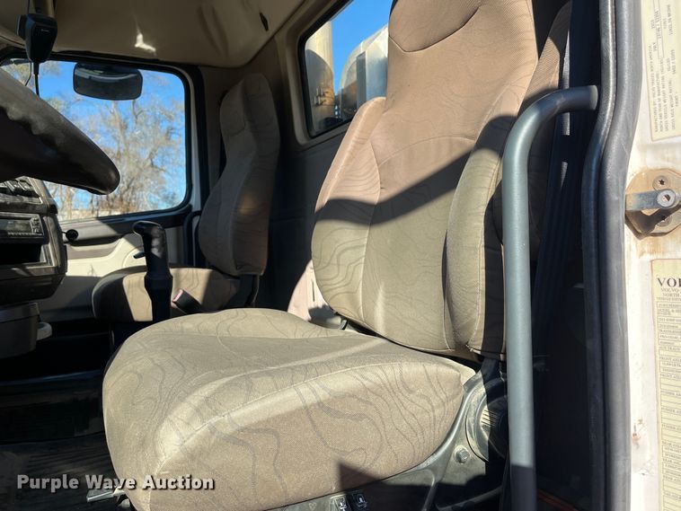 image for item DR7359 2014 Volvo VNL  semi truck