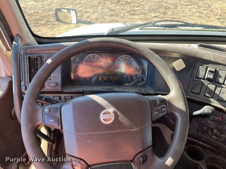 image for item DR7359 2014 Volvo VNL  semi truck