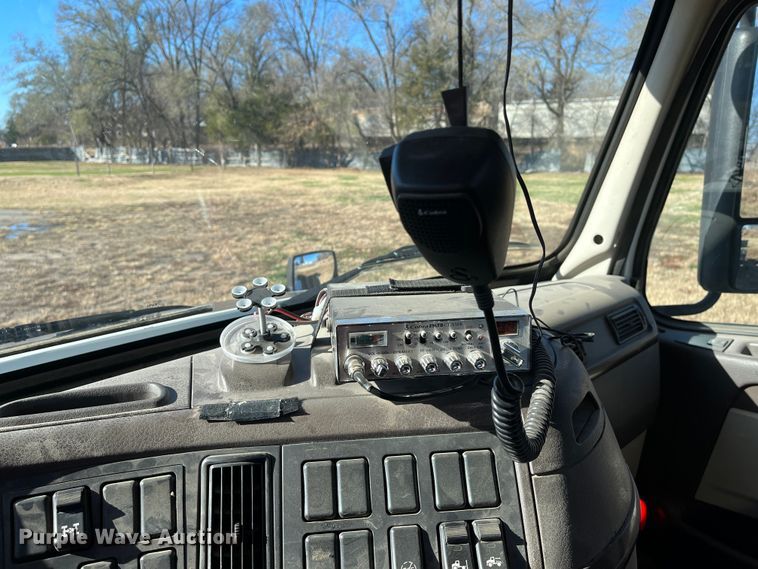 image for item DR7359 2014 Volvo VNL  semi truck