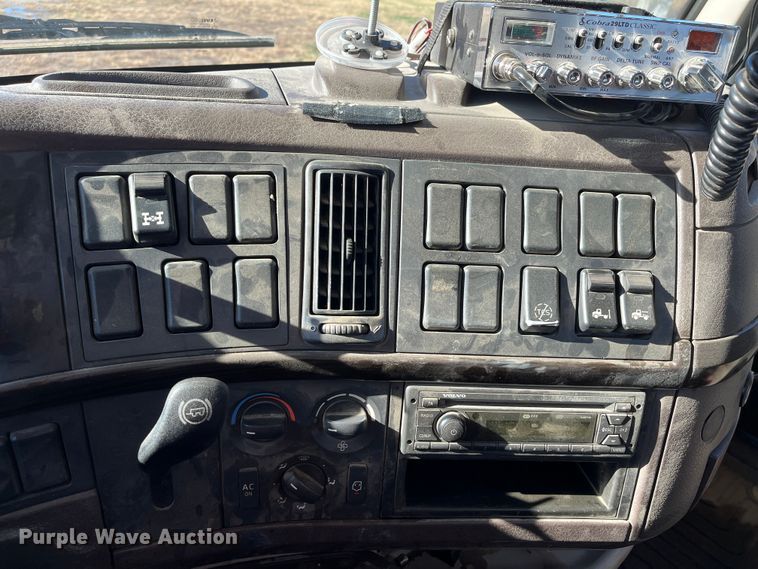 image for item DR7359 2014 Volvo VNL  semi truck