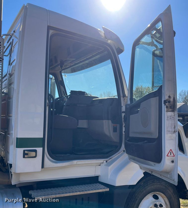 image for item DR7359 2014 Volvo VNL  semi truck