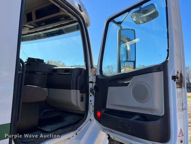 image for item DR7359 2014 Volvo VNL  semi truck