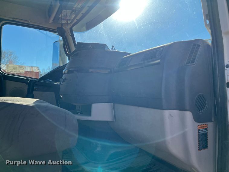 image for item DR7359 2014 Volvo VNL  semi truck