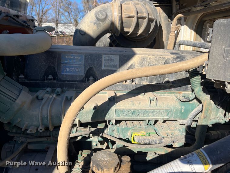 image for item DR7359 2014 Volvo VNL  semi truck