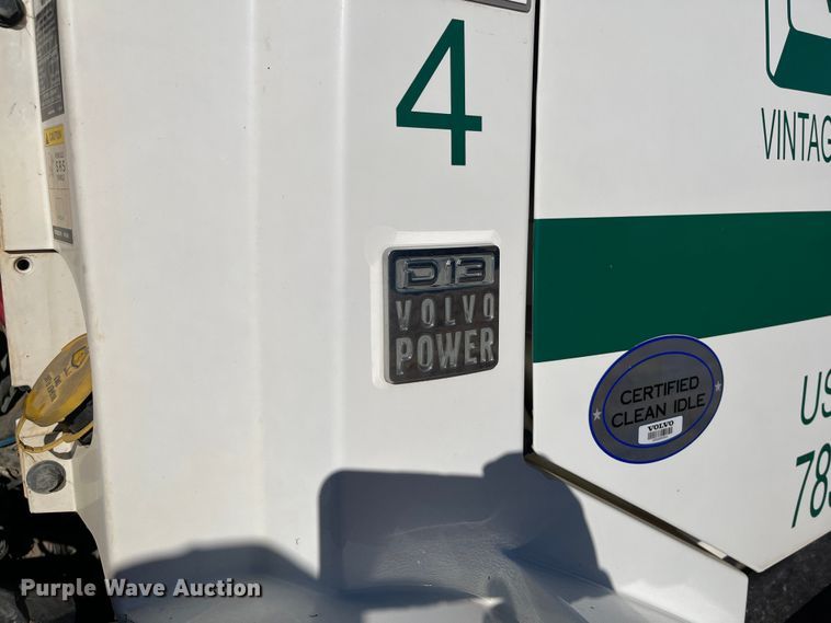 image for item DR7359 2014 Volvo VNL  semi truck